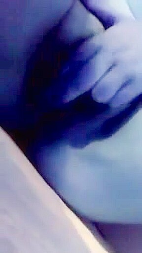 Young girl plays with herself (blue screen ik)