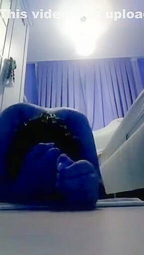 Young girl plays with herself (blue screen ik)