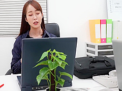 Yuu Shinoda In おばさん女上司と残業セックス中出しオフィス　篠田ゆう 15 Min