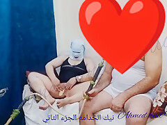 تضاجع الخادمة الثانية تعمل الحلويات والرقص الشرقي يمارس الجنس بصوت عربي واضح