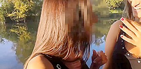 chloé et sa copine suce deux mecs rencontrés sur l instant