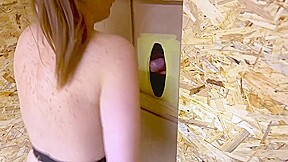 elle adore sucer des queues au gloryhole (pornhoarder)