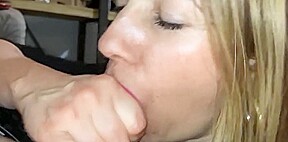 elle lui mange la queue et ses couilles avant la faciale