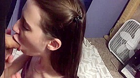 elle me fait une pipe avec ses parents dans la piéce a coté