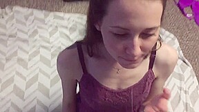 elle me fait une pipe avec ses parents dans la piéce a coté