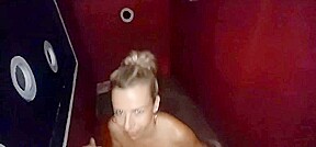 elle suce des queues a la chaine au gloryhole