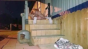 je l baise sur le perron de la maison