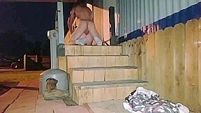 je l baise sur le perron de la maison