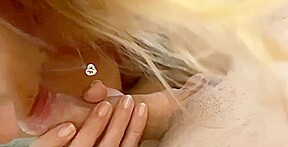 jolie blonde se délecte d une bonne queue raide