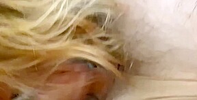 jolie blonde se délecte d une bonne queue raide