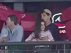 le tocca le tette durante una partita di baseball