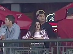 le tocca le tette durante una partita di baseball