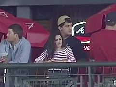 le tocca le tette durante una partita di baseball