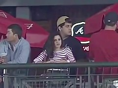 le tocca le tette durante una partita di baseball