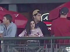 le tocca le tette durante una partita di baseball