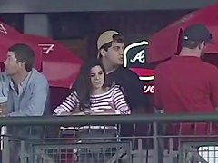 le tocca le tette durante una partita di baseball