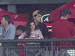le tocca le tette durante una partita di baseball