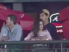 le tocca le tette durante una partita di baseball