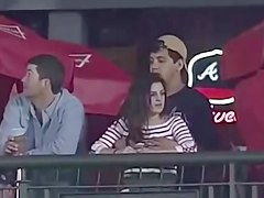 le tocca le tette durante una partita di baseball