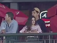 le tocca le tette durante una partita di baseball