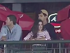 le tocca le tette durante una partita di baseball