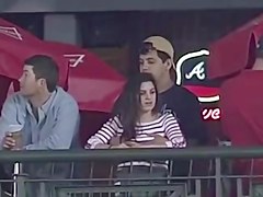 le tocca le tette durante una partita di baseball