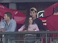 le tocca le tette durante una partita di baseball