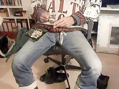 nlboots - smoking a cigaret