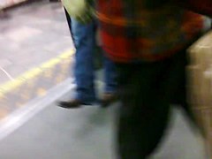 ricas piernas en el metro