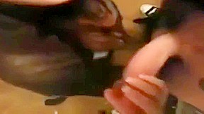 الشرموطه بتطلع بزازها وتمحن نفسها وتلحس وتكيف الزبر احلى متعه