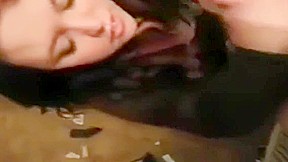 الشرموطه بتطلع بزازها وتمحن نفسها وتلحس وتكيف الزبر احلى متعه
