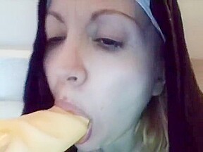 suora impara a succhiare il dildo-deepthroat nun