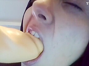 suora impara a succhiare il dildo-deepthroat nun