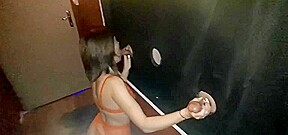 une belle cochonne vide des couilles au gloryhole