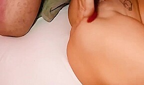 une bombasse se fait prendre dans un beau gang bang